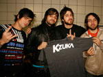 Os guris da Fresno com a camiseta do Kzuka