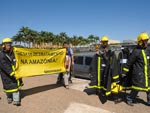 Ativistas tentaram subir a rampa do palcio, mas foram impedidos pelos seguranas.