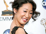 Sandra Oh posa para a imprensa 