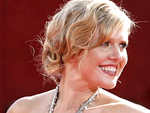 Ashley Jensen desfila no tapete vermelho 