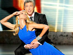 Heidi Klum e Tom Bergeron apresentam um esquete no palco 