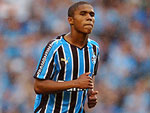 Douglas Costa, a grande revelao das categorias de base gremista, abriu o placar para o Tricolor