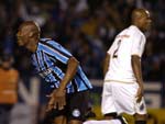 O Grmio comeou bem o jogo. Aos dois minutos, Morales fez seu primeiro gol com a camisa tricolor