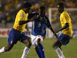 O time do Brasil segue o jogo com muitos erros de passe e nada cria em campo