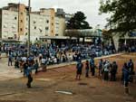 Apesar do tempo instvel, bom pblico no prtico de entrada do Estdio Olmpico para Grmio x Figueirense