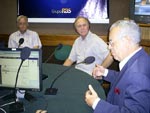 Luiz Coronel com Jorge Fagundes e Bruno Neher, integrantes do grupo Os Trs Xirus, que completa 45 anos de histria com livro