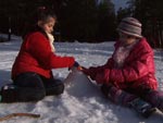 As meninas fazendo o boneco de neve
