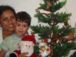 Luciene Dourado Schwaab e Adriano com a rvore de natal