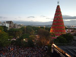 rvore de Natal est junto ao lago Guaba, um dos cartes-postais de Porto Alegre