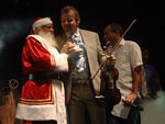 Papai Noel e Jos Carlos Lima no palco da Usina de Natal.