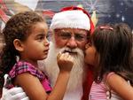 Crianas demonstram carinho pelo Papai Noel