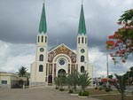 A bela Matriz de Nossa Sra da Penha em Jaragu (GO). Ao fundo, as nuvens da Zona de Convergncia do Atlntico Sul, sendo impulsionadas rumo  Bahia