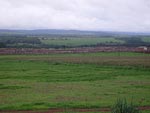 Ao fundo, um grande confinamento de bovinos em Goiansia (GO)