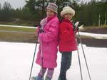 As meninas brincam na estao de esqui em Rovaniemi