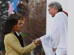 Michelle e Barack Obama so recebidos pelo reverendo Luis Leon em frente  Igreja de So Joo, em Washington