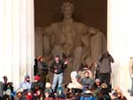 Americanos aguardavam o incio da posse de Obama em frente ao monumento Abraham Lincoln
