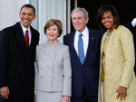 Da esquerda para a direita:Barack Obama, Laura Bush,  George Bush, Michelle Obama posam para foto histrica, em frente  Casa Branca 