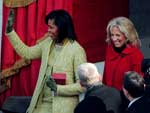 A primeira-dama dos Esatdos Unidos, Michelle Obama (E), e Jill Biden, esposa do vice-presidente acenam para a multido