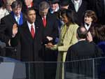 Acompanhado de sua famlia, Obama prestou juramento para se tornar o 44 presidente dos Estados Unidos