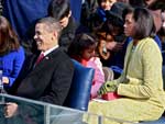 Obama sorri durante ato da cerimnia ao lado de Michelle