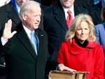 O vice-presidente eleito Joseph R. Biden fez juramento ao ser empossado