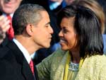 O novo presidente americano beija sua esposa, Michelle Obama