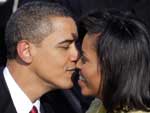 O casal Obama se beija durante a cerimnia de posse  presidncia dos Estados Unidos