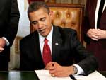 Barack Obama assina seu primeiro ato como presidente dos Estados Unidos