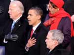 Da esqueda para a direita: Joe Biden, Barack Obama, George W. Bush e Dick Cheney, durante a execuo do hino nacional dos EUA