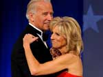 O vice-presidente, Joe Biden, danou com com sua esposa, Jill, no baile de Western Hall