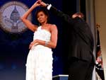 Obama dana com a primeira-dama, Michelle, no baile inaugural do meio-leste, celebrado no Centro de Convenes de Washington