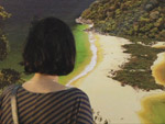Carla Cassapo em 27-Janela  uma mulher que busca a paz e tranquilidade das frias em uma praia