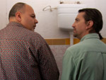 Marcelo Restori e Marcelo Weber em 27- Janela. Cena onde os amigos de infncia se reencontram em um banheiro de paradouro de estrada