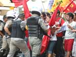 Policiais cercaram os manifestantes na Salgado Filho
