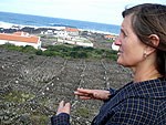 A aoriana Maria de Lourdes  uma das depoentes da srie. Ao fundo, os vinhedos de pedra na Ilha Terceira