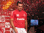 A camisa principal  simples, toda vermelha, leva o nmero do jogador no lado direito do peito e o logotipo do fornecedor de material esportivo na gola