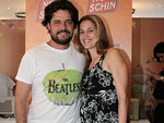 O ator Felipe Camargo e sua mulher tambm foram buscar suas camisetas para a folia de domingo e segunda