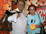 O produtor de cinema Luiz Carlos Barreto e sua mulher Luci tambm foram pegar as camisetas do camarote