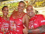 A atriz Solange Couto aproveitou o carnaval do Rio no Camarote da Brahma com os seus filhos