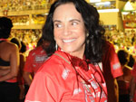 Regina Duarte  se divertiu na primeira noite de desfiles da Sapuca