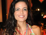A atriz Emanuelle Arajo, tambm vocalista da banda Moinho, fez show no camarote da Brahma no intervalo dos desfiles