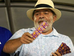 O Presidente Lula distribuiu camisinhas na Avenida