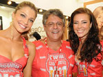 Entre as musas Grazi Massafera e Paola Oliveira, Marcos Paulo se divertiu no lounge da L'oreal