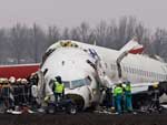 O avio, que transportava 135 pessoas (128 passageiros e 7 tripulantes) caiu em um campo agrcola nas imediaes do aeroporto