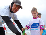 Alm de receber aulas sobre o esporte, a Escola de Surf participa de aes de conscientizao ambiental