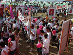 As torcidas fazem a festa para as suas candidatas