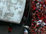 Multido se aglomera no Beira-Rio para acompanhar a entrada dos jogadores do Inter
