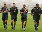 O tcnico Dunga e o assistente tcnico Jorginho comandaram, na tarde desta tera-feira, o treinamento em campo reduzido para os jogadores da Seleo Brasileira