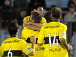 Defensor 2x2 Boca Juniors – Martin Palermo comemora com os companheiros de Boca Juniors o primeiro gol do time argentino sobre o Defensor