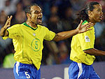 merson comemora com Ronaldinho aps marcar gol de empate em 2005